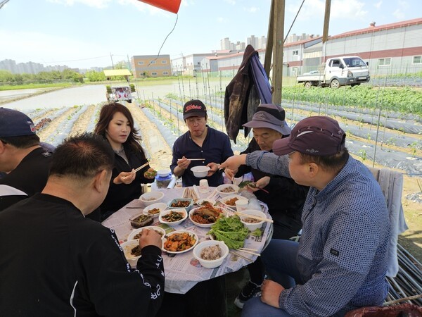 [최순덕의 도시농부이야기 2] “함께 나누는 밥상, 도시 공동체의 싹을 틔우다”