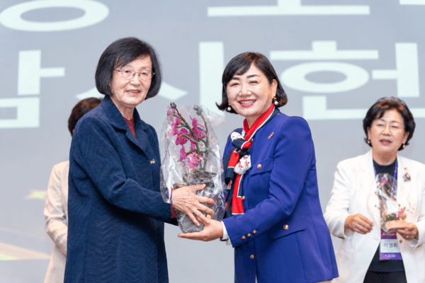 BPW 인천클럽이 창립 20주년을 맞아 황진명 초대회장(왼쪽)에게 감사의 뜻을 담은 꽃을 전달하고 있다. 초대회장에서 현 회장으로 이어진 인천클럽 20년의 발자취를 상징적으로 보여주는 장면이다. 사진=BPW 인천클럽 제공